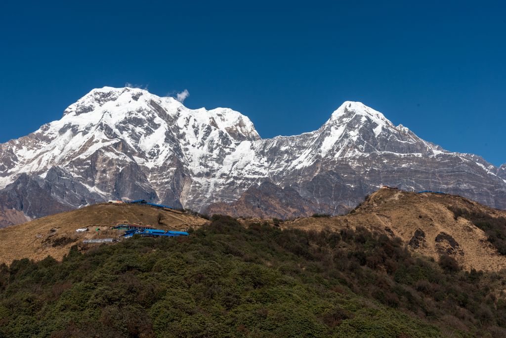 Depuis Badal Danda, une vue saisissante à 180 degrés s'offre à nous : Annapurna Sud, en arrière plan l'Annapurna 1, Hiun Chuli